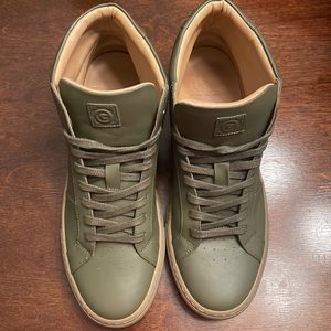 The Royale High is a timeless essential high top sneaker. Gently worn Size 11.5